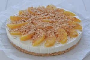 torta fredda con pesche e amaretti con ricotta