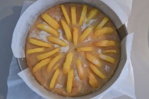 torta pesche e noci da infornare