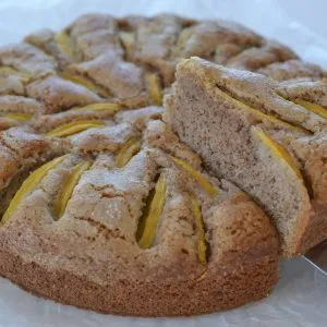torta pesche e noci sfornata
