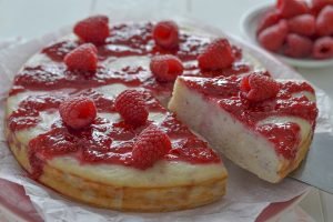 fetta di torta cremosa di ricotta e lamponi al limone