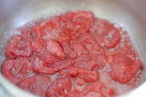 preparazione della salsa per torta cremosa di ricotta e lamponi