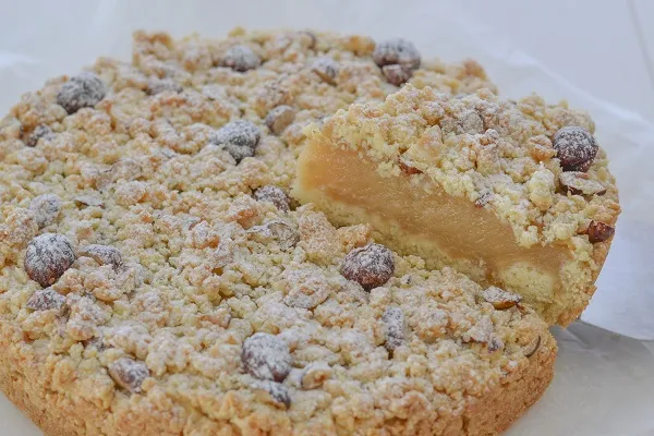 fetta di sbriciolata con crema d'uva