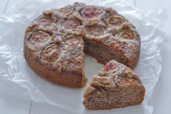 fetta di torta fichi e noci morbida