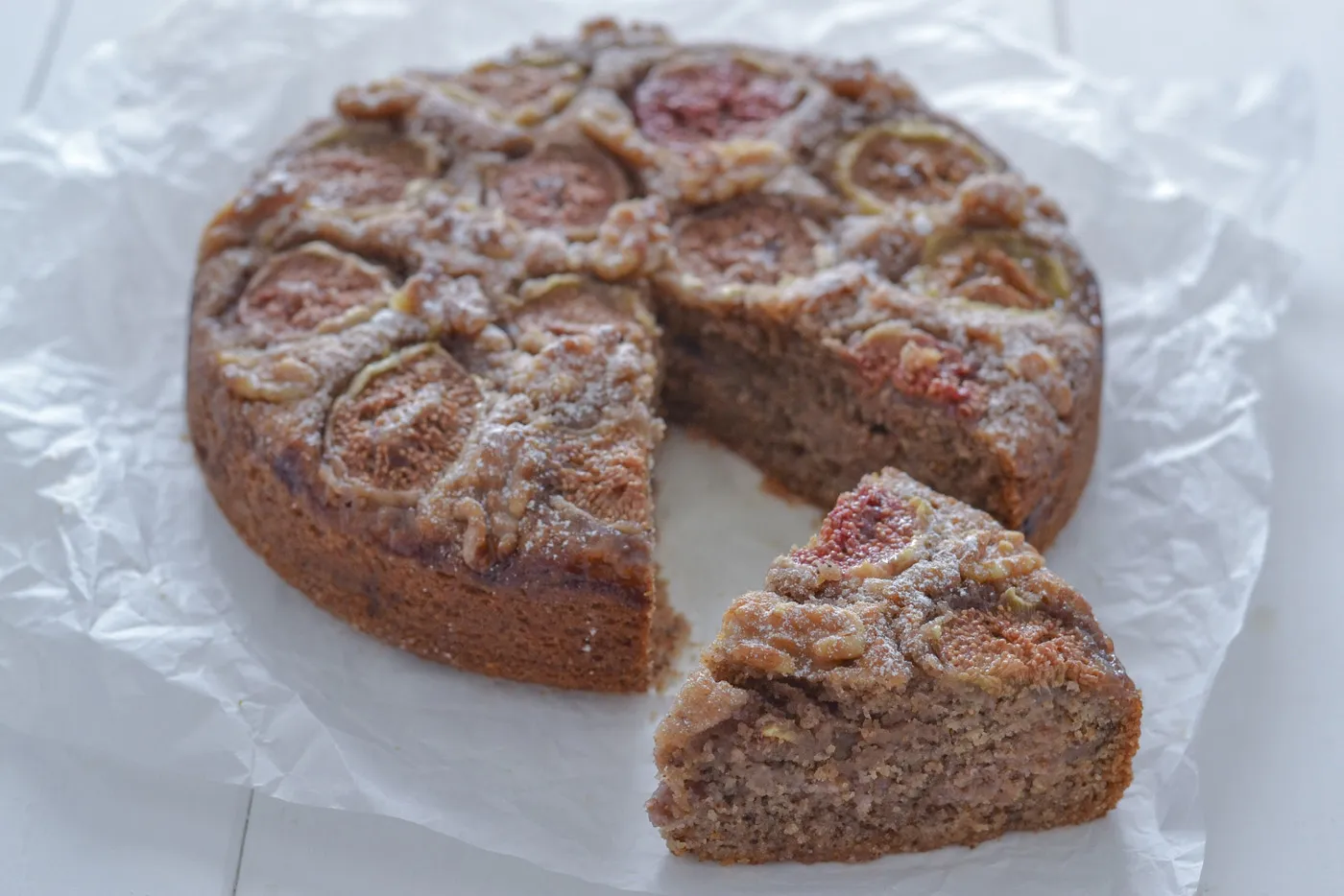fetta di torta fichi e noci