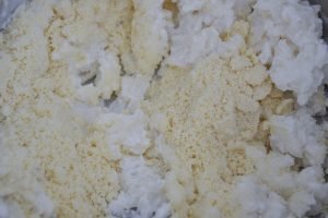 preparazione della torta di riso al cocco con mandorle