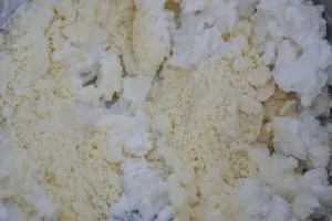 preparazione della torta di riso al cocco con mandorle