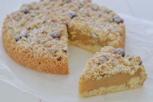 sbriciolata con crema all'uva e nocciole