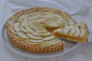 fetta di torta di mele con crema all'uva