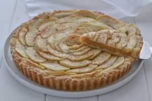 fetta di torta di mele con crema all'uva sfornata