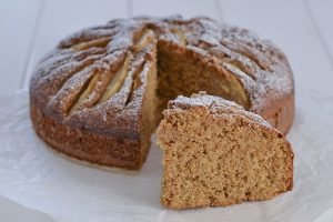 fetta di torta di pere con farina integrale