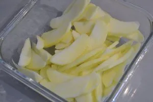 fette di mela per torta di mele con crema all'uva