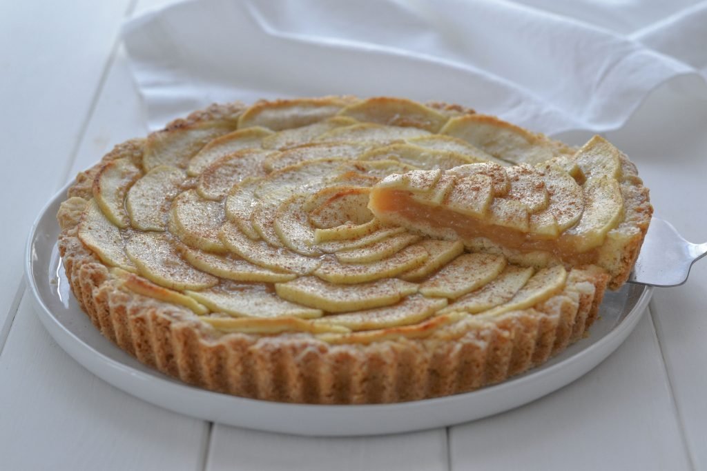 torta di mele con crema all'uva con cannella