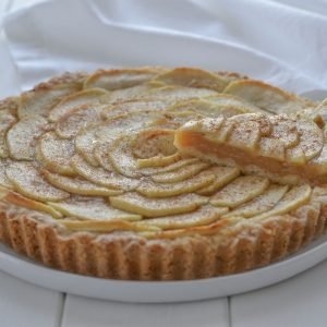 torta di mele con crema all'uva con cannella