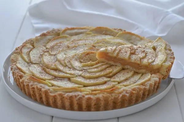 torta di mele con crema all'uva sfornata
