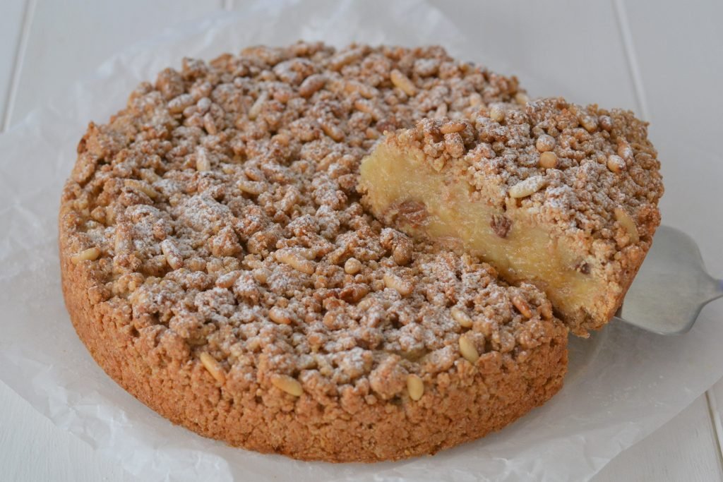 fetta di sbriciolata cuor di mela sfornata