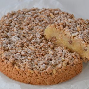 fetta di sbriciolata cuor di mela sfornata