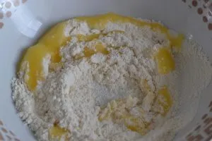preparazione della crema di mele per sbriciolata cuor di mela