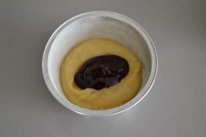 preparazione delle tortine alle nocciole con confettura di more