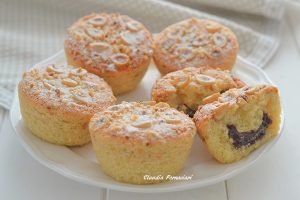 tortine alle nocciole con confettura servite