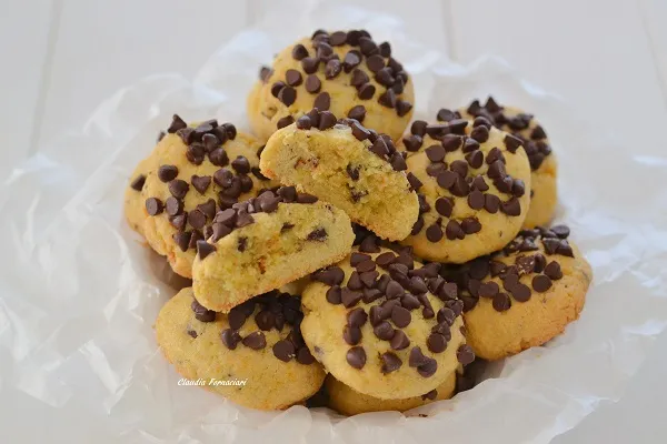 biscotti con farina di semola integrale e gocce di cioccolato
