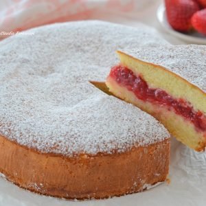 fetta di torta versata alle fragole
