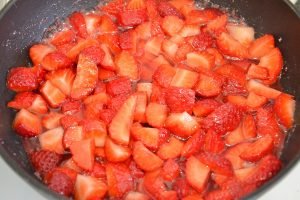 preparazione del ripieno della torta versata alle fragole