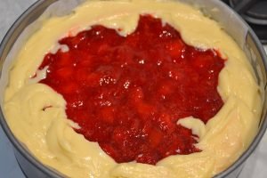 secondo strato della torta versata alle fragole