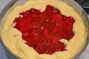secondo strato della torta versata alle fragole