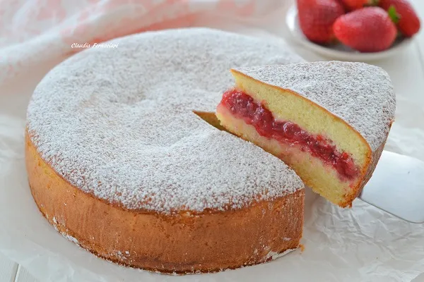torta versata alle fragole servita