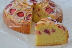 fetta di torta di mele e fragole