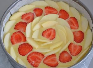 torta di mele e fragole da infornare