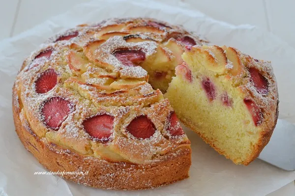 torta di mele e fragole morbida