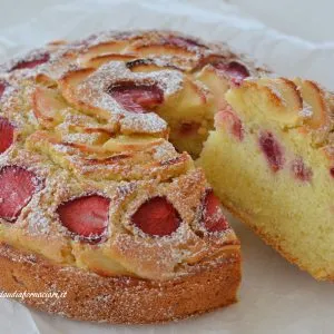 torta di mele e fragole soffice