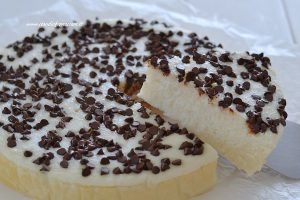 fetta di torta cremosa al cocco e cioccolato fondente