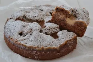 fetta di torta al cacao con crema al caffè