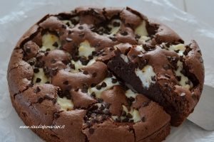 fetta di torta tenerina con la ricotta