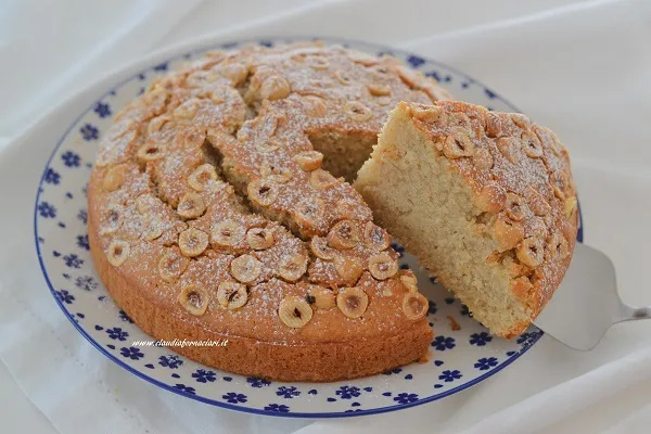fetta di torta soffice alle nocciole servita