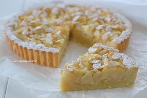 crostata di pere e mandorle servita