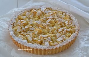 crostata di pere e mandorle con zucchero a velo