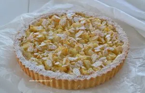 crostata di pere e mandorle con zucchero a velo