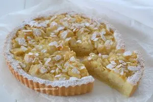 fetta di crostata di pere e mandorle