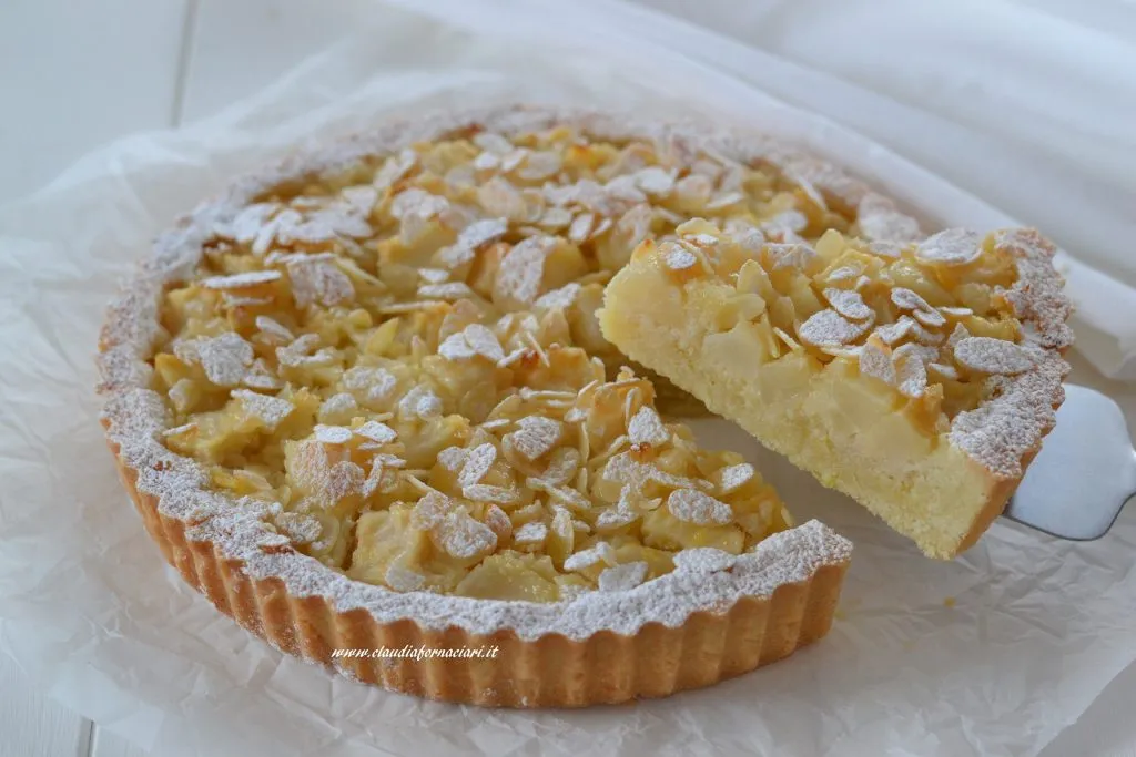 fetta di crostata di pere e mandorle al limone servita