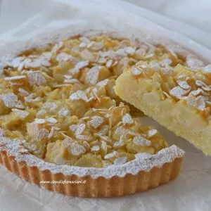 fetta di crostata di pere e mandorle al limone servita