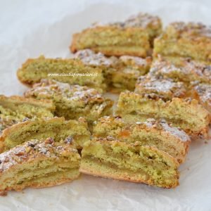 crostata arrotolata al pistacchio e marmellata di arance