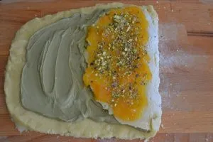 crostata arrotolata al pistacchio e marmellata di arance farcita