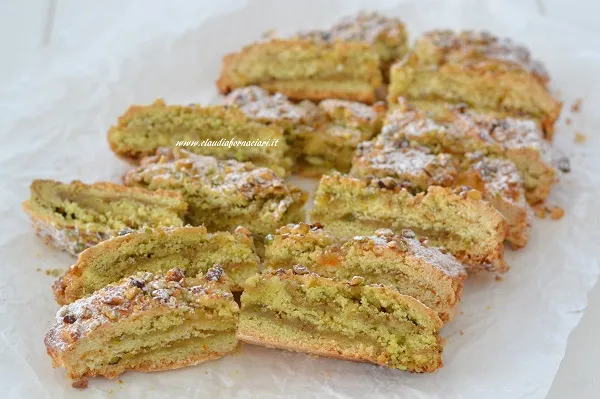 crostata arrotolata al pistacchio e marmellata di arance tagliata