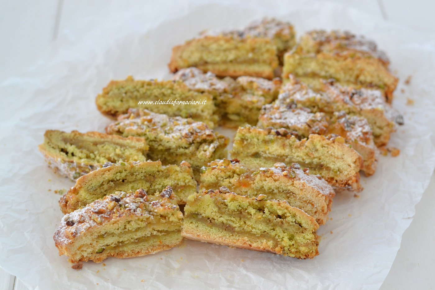 crostata arrotolata al pistacchio e marmellata di arance