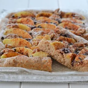 fetta di focaccia integrale con mele noci e gocce di cioccolato fondente