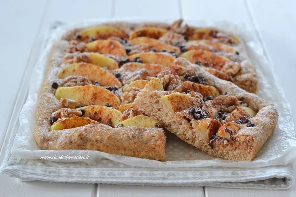 fetta di focaccia integrale con mele noci e gocce di cioccolato
