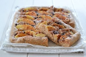 focaccia integrale con mele noci e gocce di cioccolato